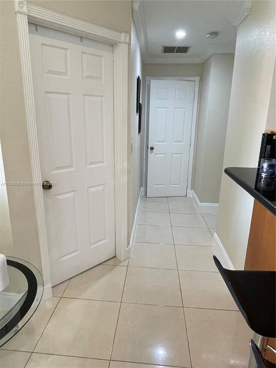 Active With Contract: $2,200 (2 beds, 1 baths, 891 Square Feet)