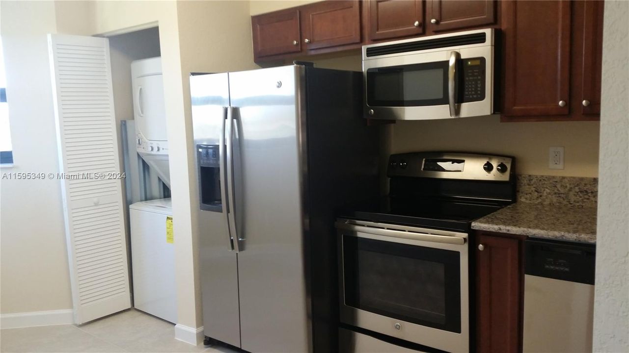 Active With Contract: $2,300 (2 beds, 2 baths, 817 Square Feet)