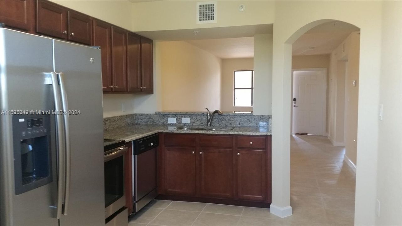 Active With Contract: $2,300 (2 beds, 2 baths, 817 Square Feet)