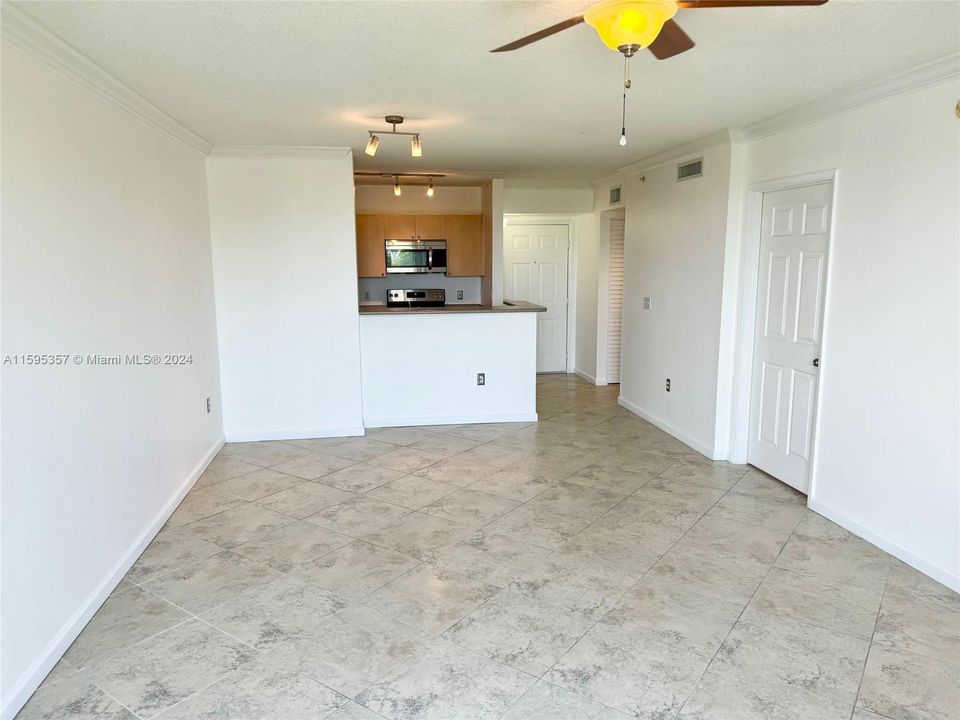 Active With Contract: $2,075 (1 beds, 1 baths, 755 Square Feet)