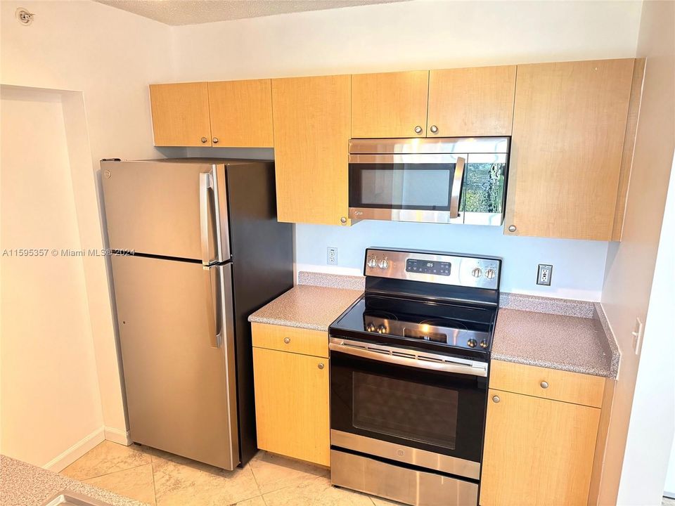 Active With Contract: $2,075 (1 beds, 1 baths, 755 Square Feet)
