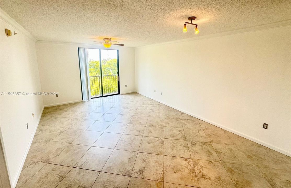 Active With Contract: $2,075 (1 beds, 1 baths, 755 Square Feet)