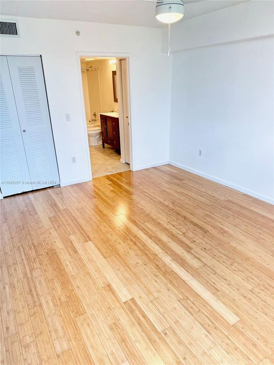 Active With Contract: $2,075 (1 beds, 1 baths, 755 Square Feet)