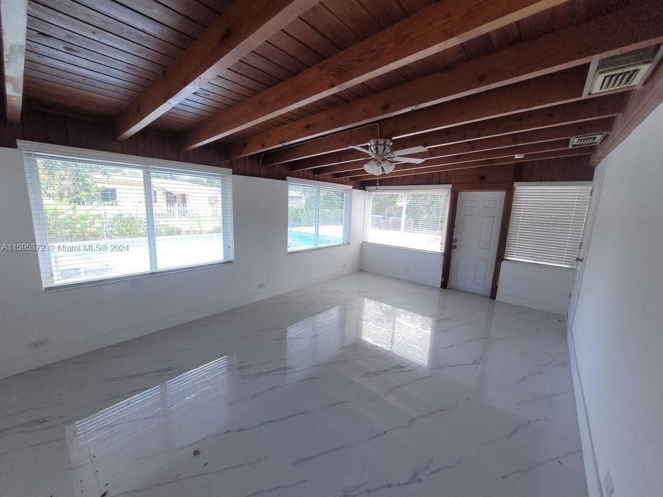 Vendido Recientemente: $575,000 (4 camas, 2 baños, 1200 Pies cuadrados)