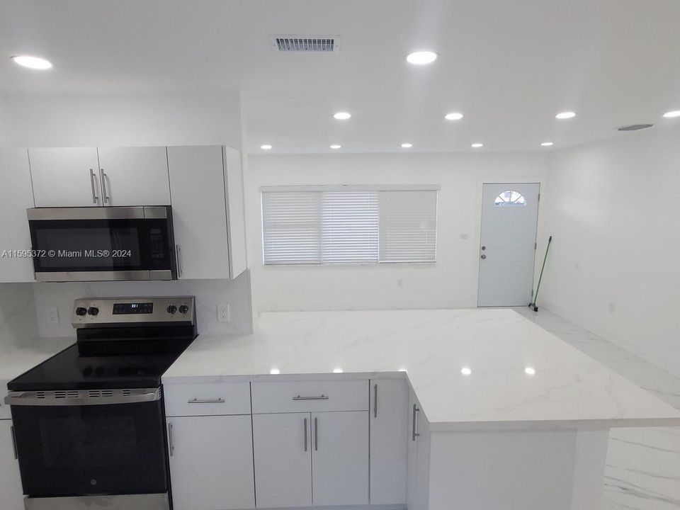 Vendido Recientemente: $575,000 (4 camas, 2 baños, 1200 Pies cuadrados)