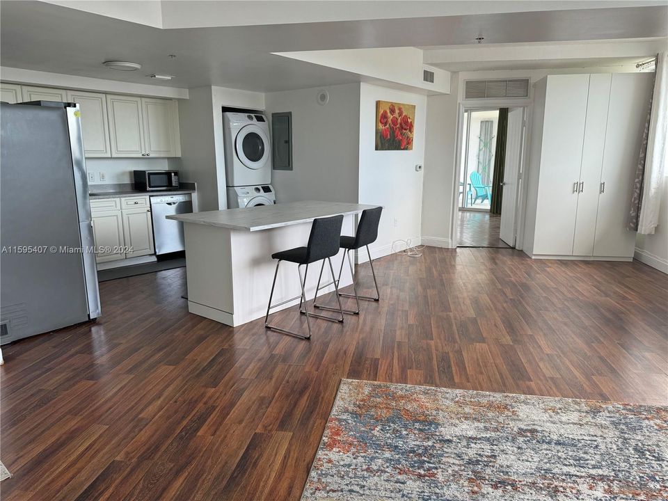 For Rent: $2,200 (1 beds, 1 baths, 815 Square Feet)