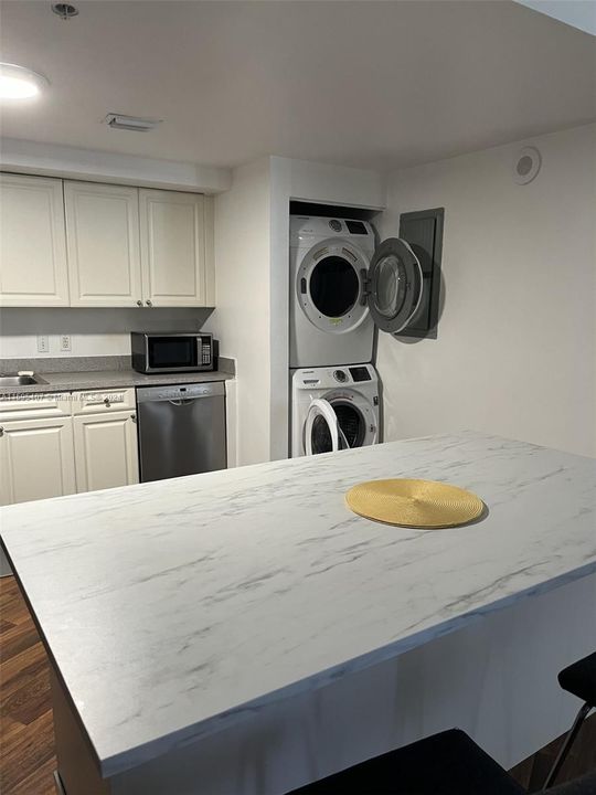 Recently Rented: $2,100 (1 beds, 1 baths, 815 Square Feet)