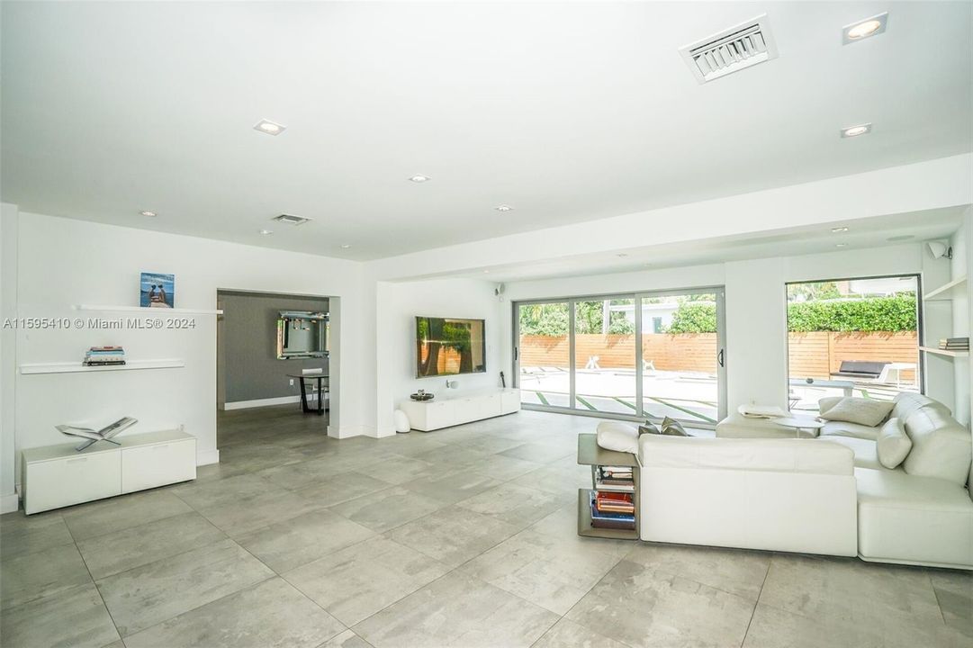 For Sale: $4,500,000 (3 beds, 2 baths, 4248 Square Feet)