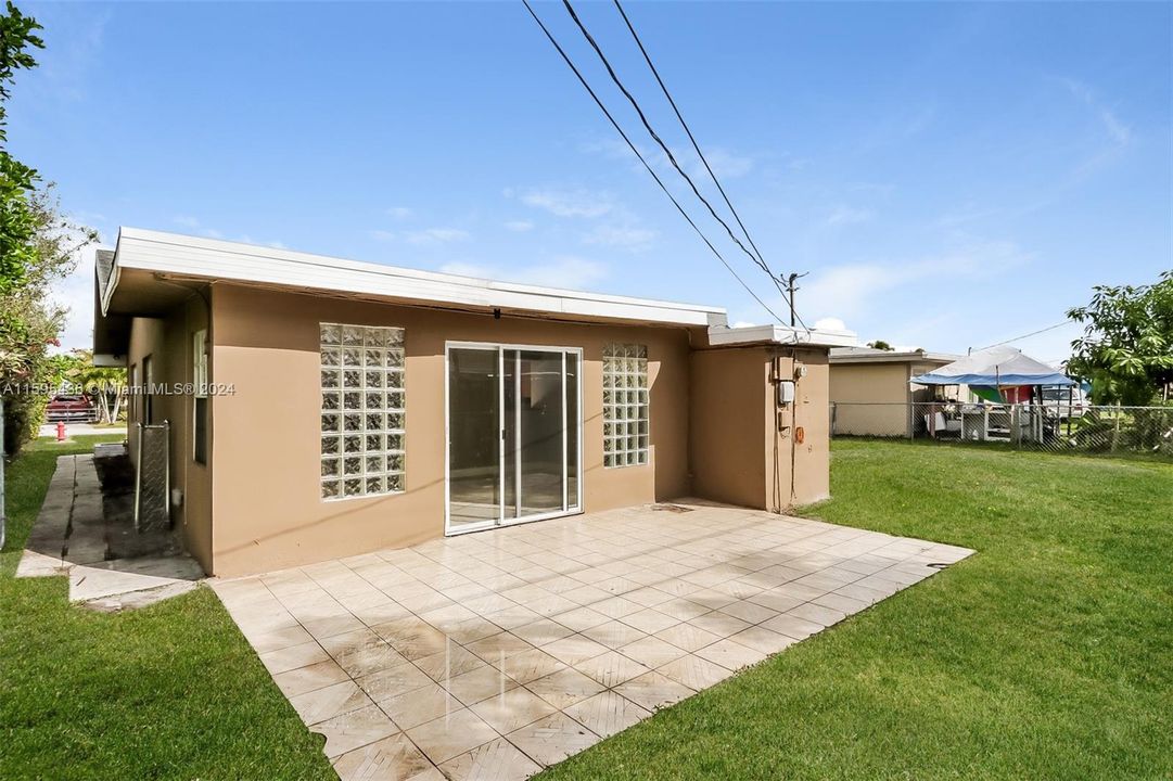 Recientemente alquilado: $2,590 (3 camas, 2 baños, 1544 Pies cuadrados)