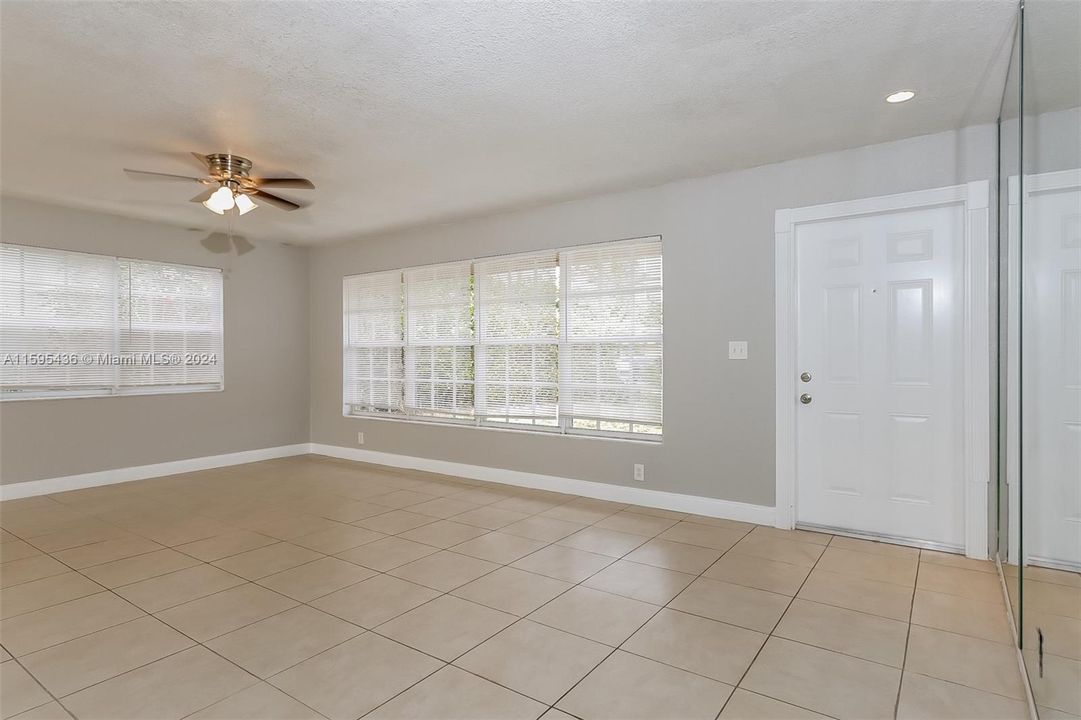 Recientemente alquilado: $2,590 (3 camas, 2 baños, 1544 Pies cuadrados)