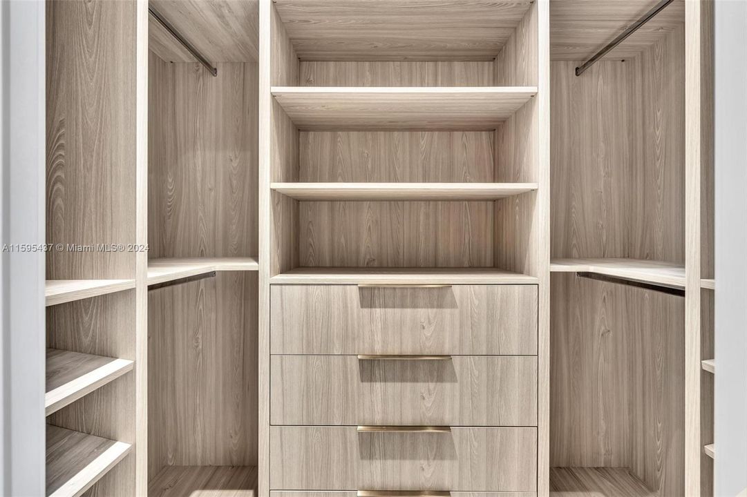 2 WALK IN CLOSETS IN THE PRIMARY BEDROOM