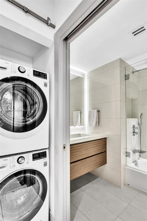 FULL LAUNDRY ROOM