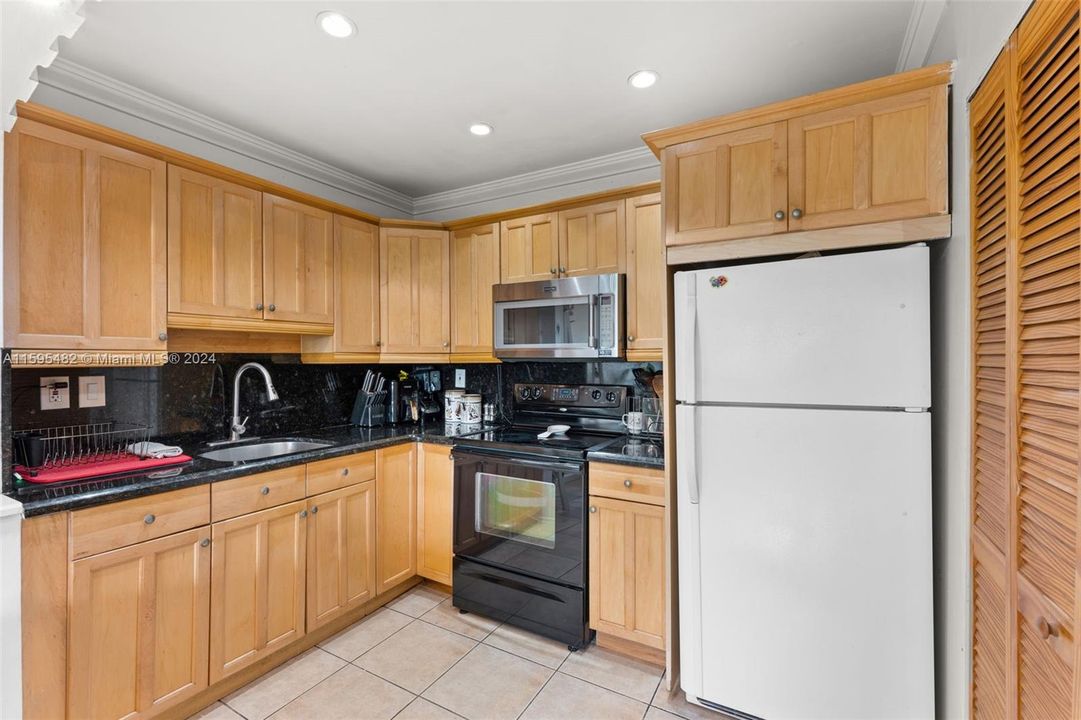 For Sale: $320,000 (2 beds, 2 baths, 856 Square Feet)