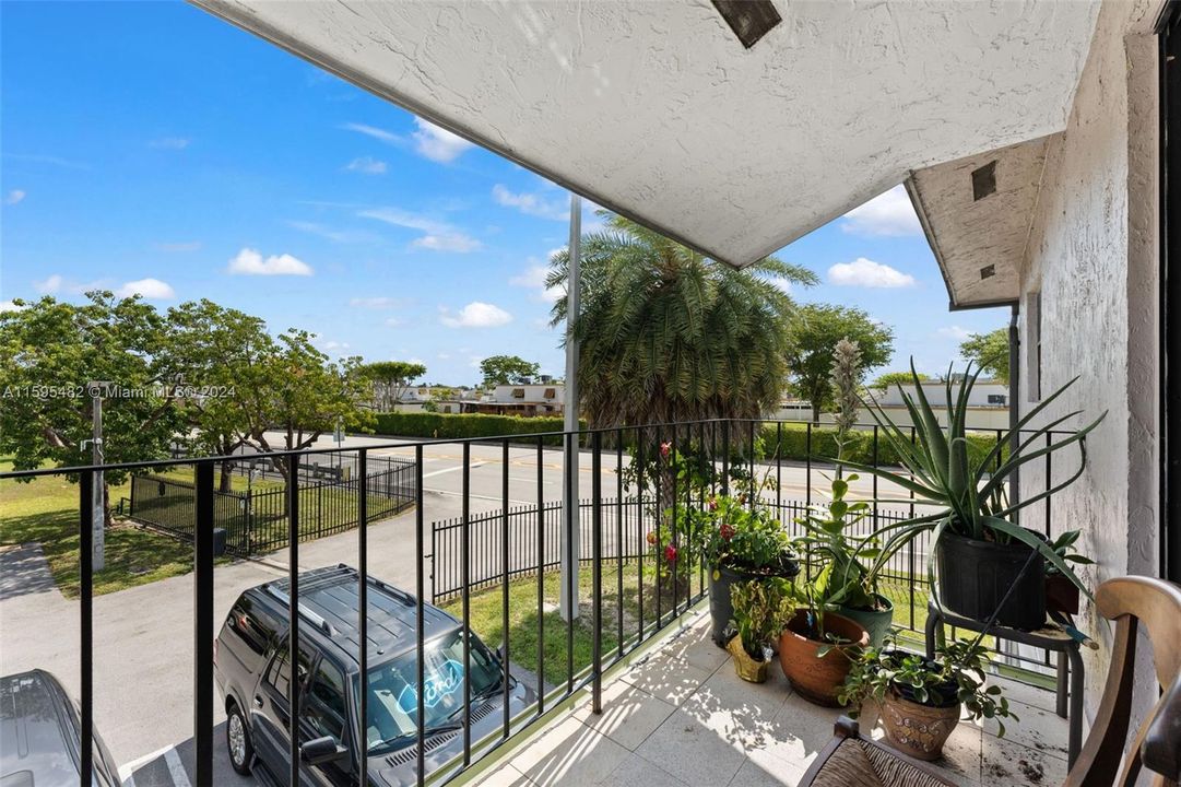 For Sale: $320,000 (2 beds, 2 baths, 856 Square Feet)