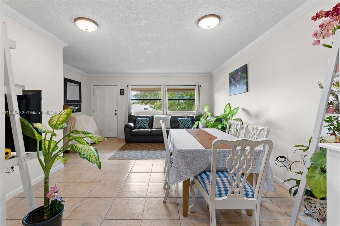 For Sale: $320,000 (2 beds, 2 baths, 856 Square Feet)