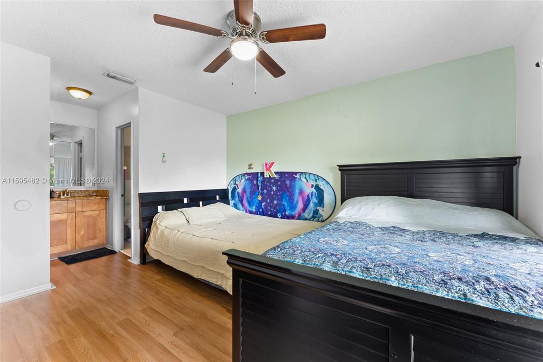 For Sale: $320,000 (2 beds, 2 baths, 856 Square Feet)