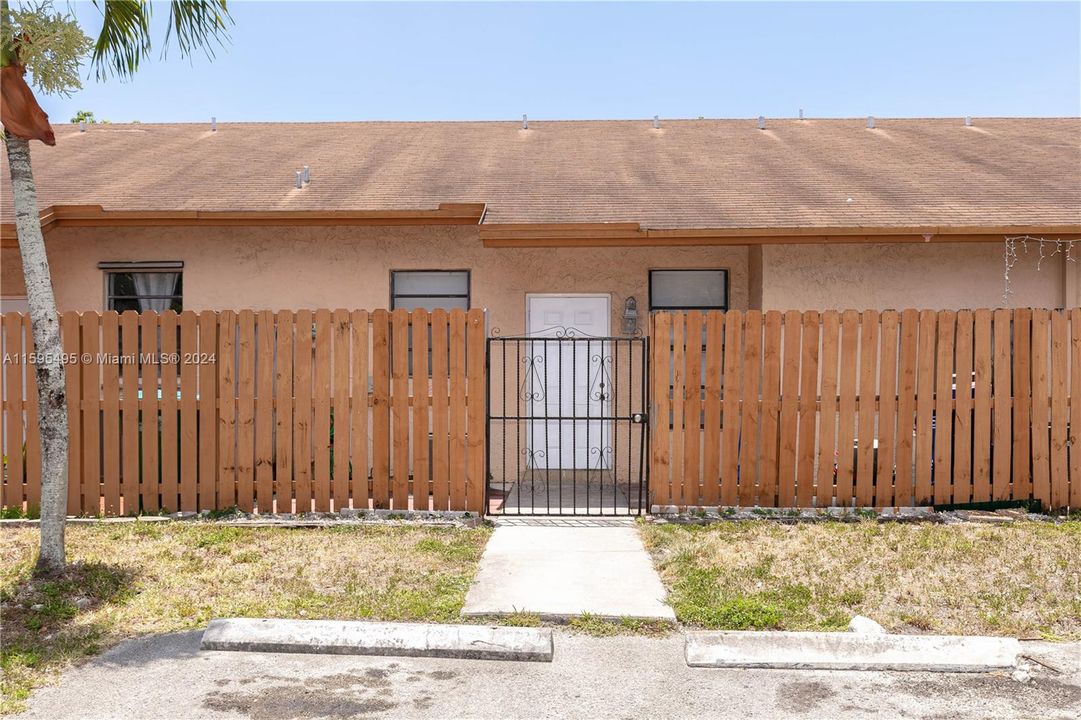 Active With Contract: $399,921 (3 beds, 2 baths, 1093 Square Feet)