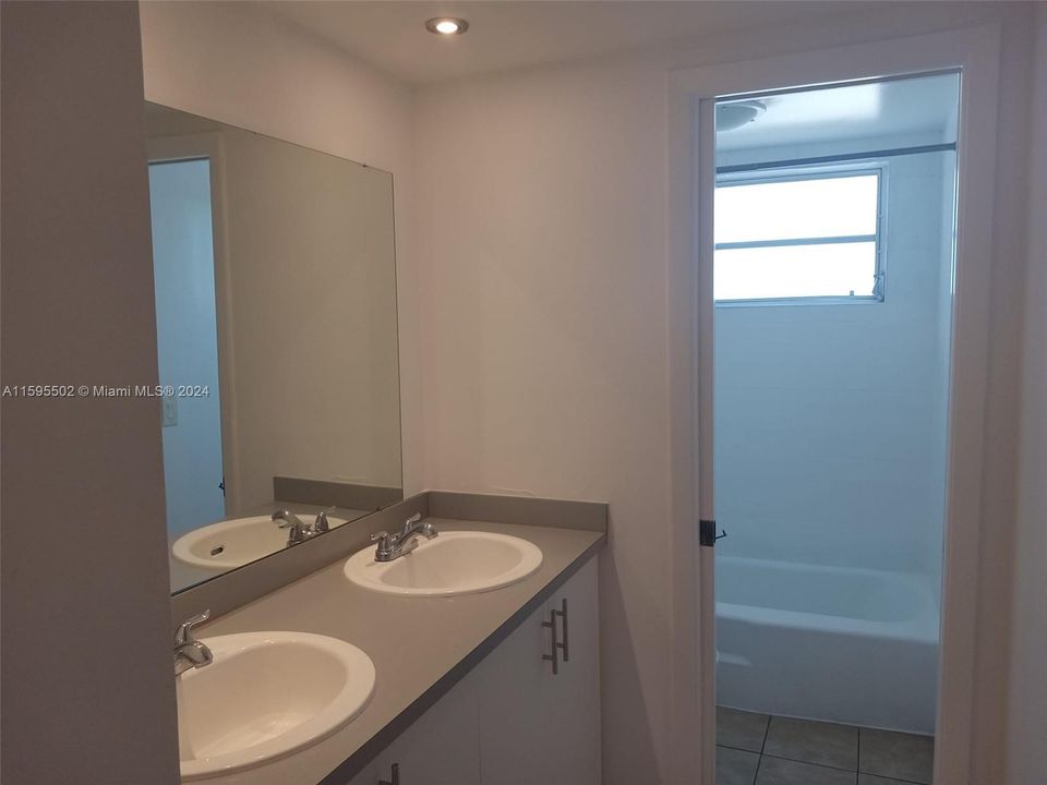 Active With Contract: $185,000 (1 beds, 1 baths, 564 Square Feet)