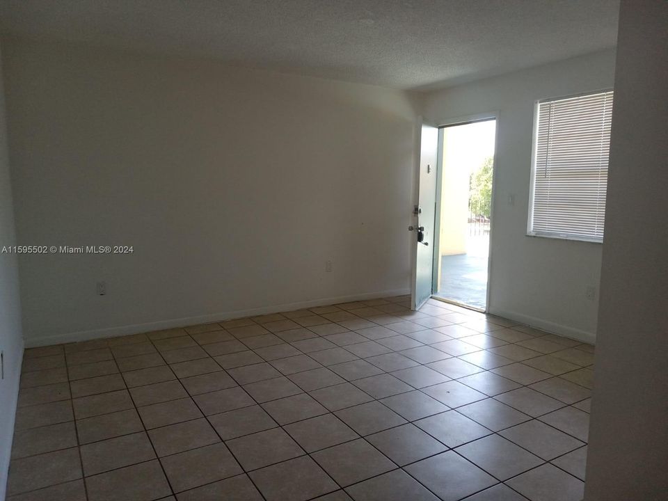 For Sale: $185,000 (1 beds, 1 baths, 564 Square Feet)