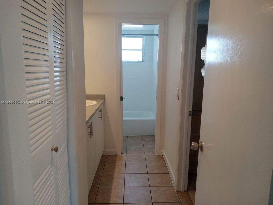 Active With Contract: $185,000 (1 beds, 1 baths, 564 Square Feet)