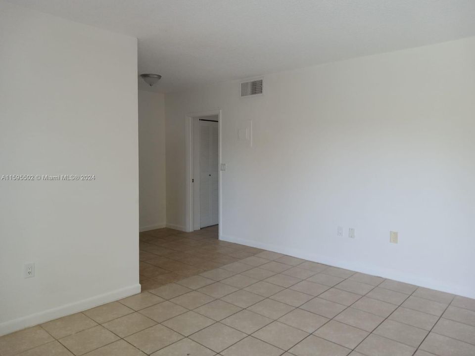 Active With Contract: $185,000 (1 beds, 1 baths, 564 Square Feet)