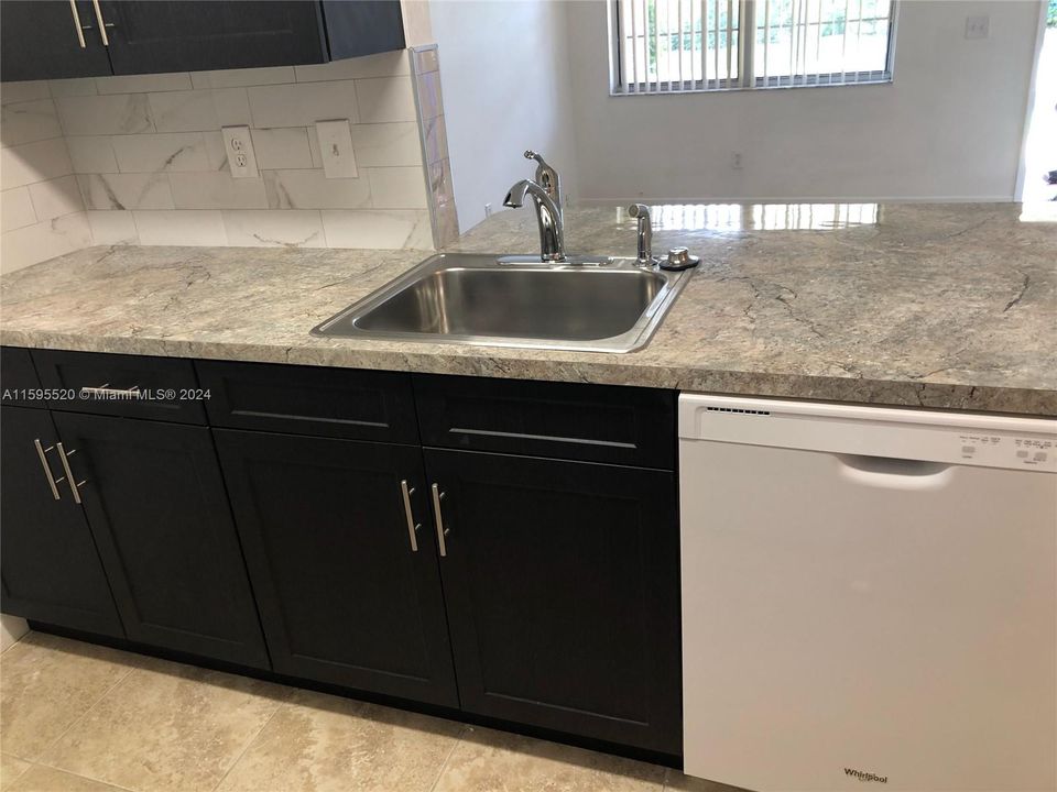 Recently Rented: $2,275 (2 beds, 2 baths, 932 Square Feet)