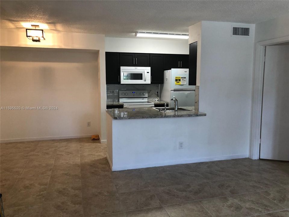 Recently Rented: $2,275 (2 beds, 2 baths, 932 Square Feet)