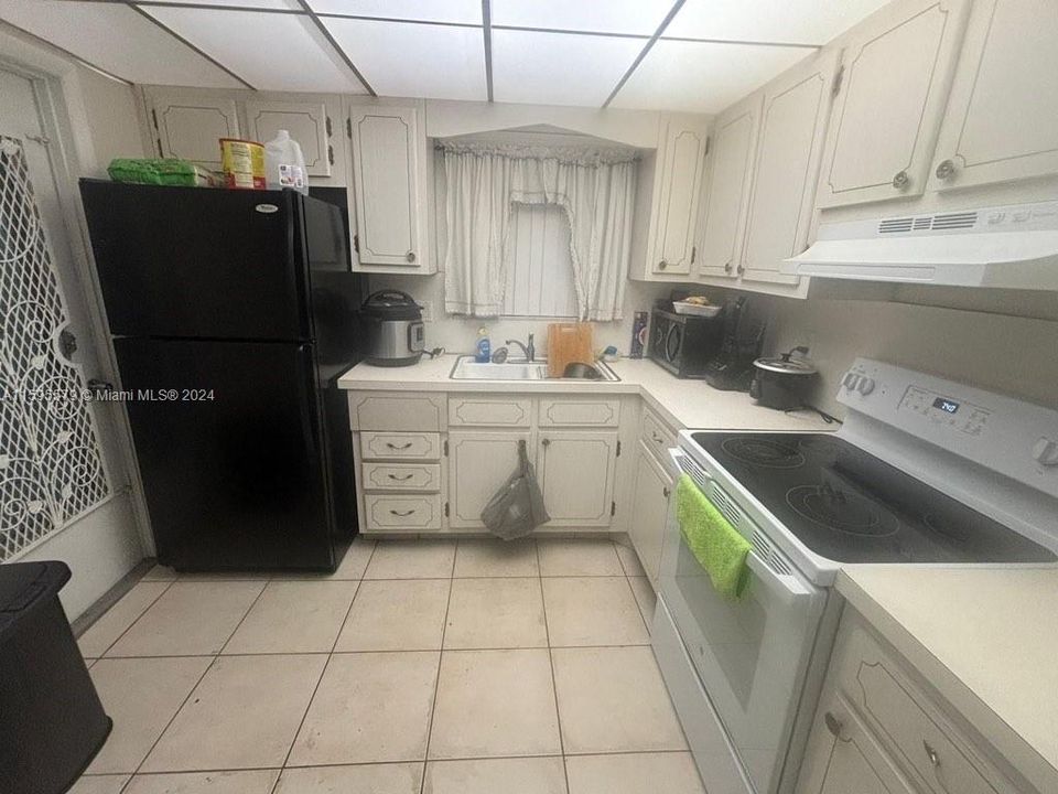 For Sale: $155,000 (1 beds, 1 baths, 690 Square Feet)