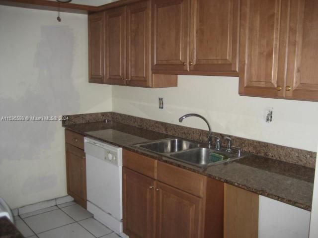 For Rent: $2,400 (2 beds, 2 baths, 955 Square Feet)