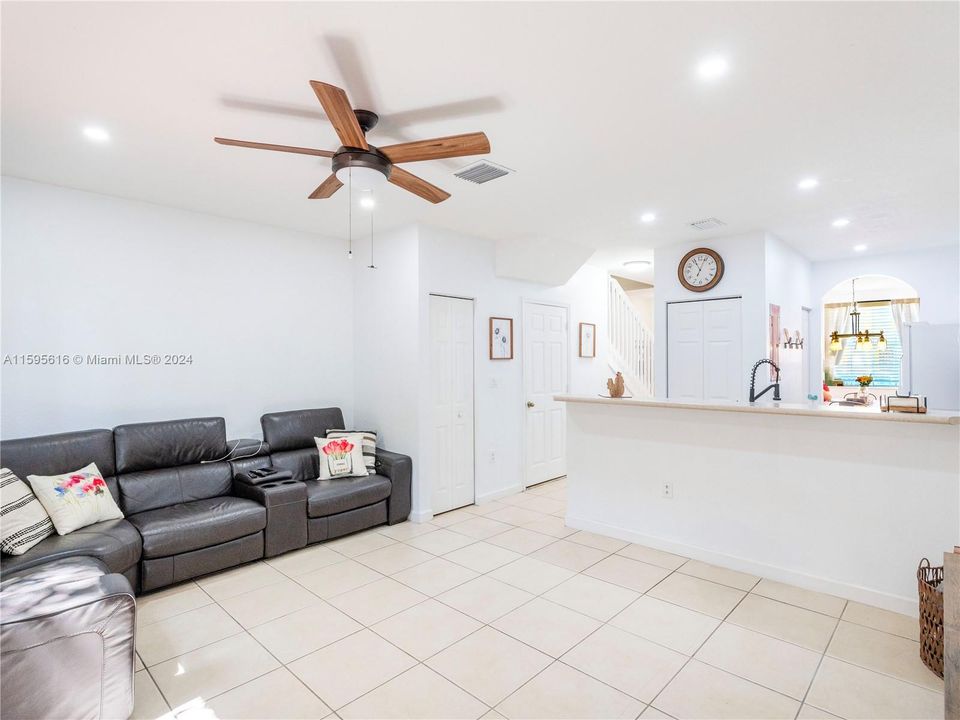 Active With Contract: $340,000 (2 beds, 2 baths, 1290 Square Feet)