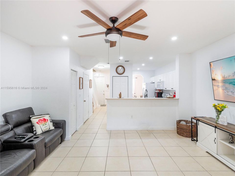Active With Contract: $340,000 (2 beds, 2 baths, 1290 Square Feet)