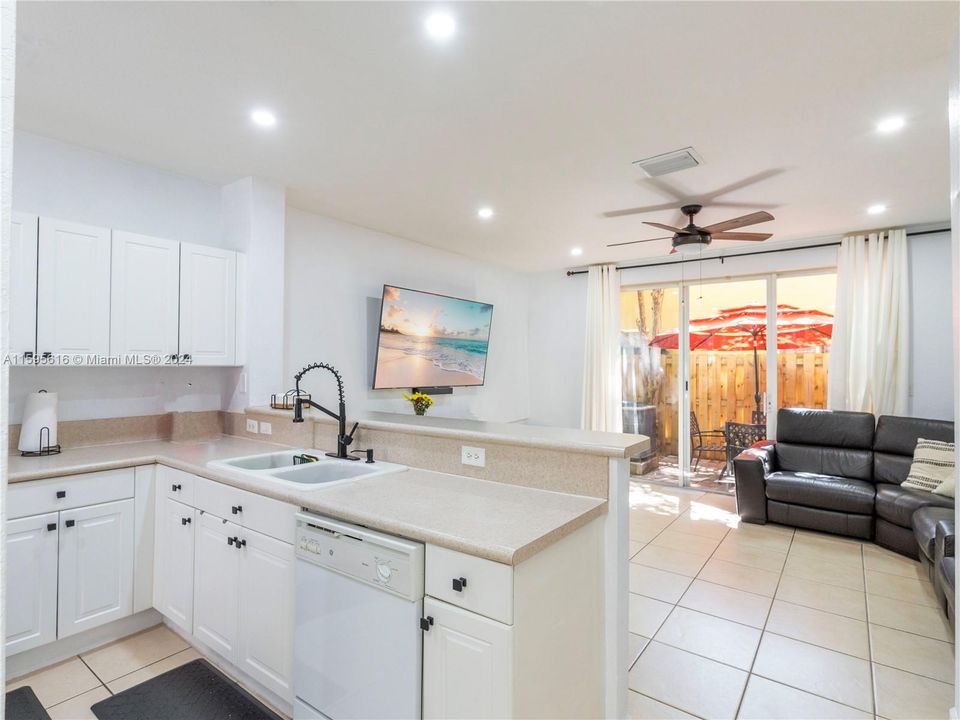 Active With Contract: $340,000 (2 beds, 2 baths, 1290 Square Feet)