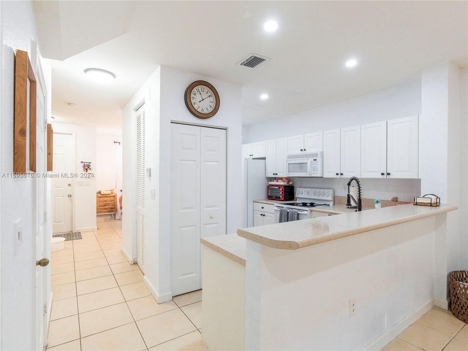 Active With Contract: $340,000 (2 beds, 2 baths, 1290 Square Feet)