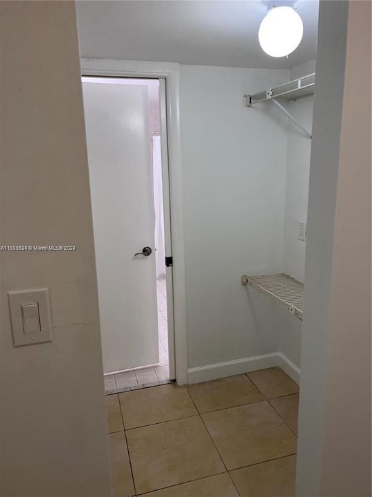 Active With Contract: $3,050 (2 beds, 1 baths, 1290 Square Feet)