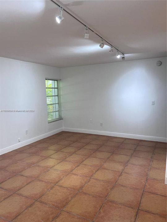 Active With Contract: $3,050 (2 beds, 1 baths, 1290 Square Feet)