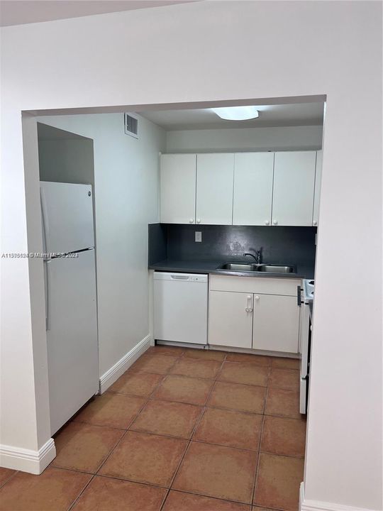 Active With Contract: $3,050 (2 beds, 1 baths, 1290 Square Feet)