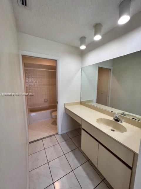 For Rent: $2,700 (2 beds, 2 baths, 893 Square Feet)