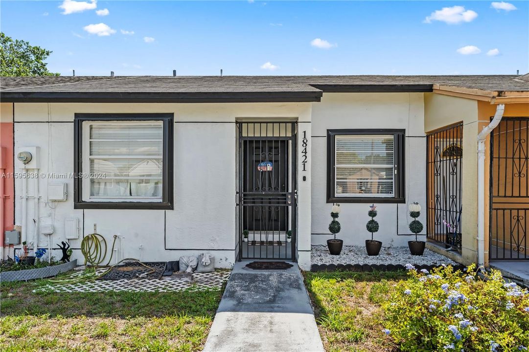 Active With Contract: $320,000 (2 beds, 2 baths, 944 Square Feet)