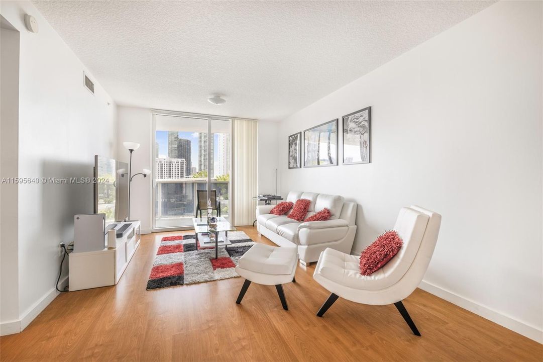 For Sale: $400,000 (1 beds, 1 baths, 663 Square Feet)