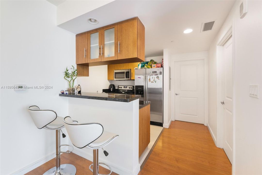 For Sale: $400,000 (1 beds, 1 baths, 663 Square Feet)