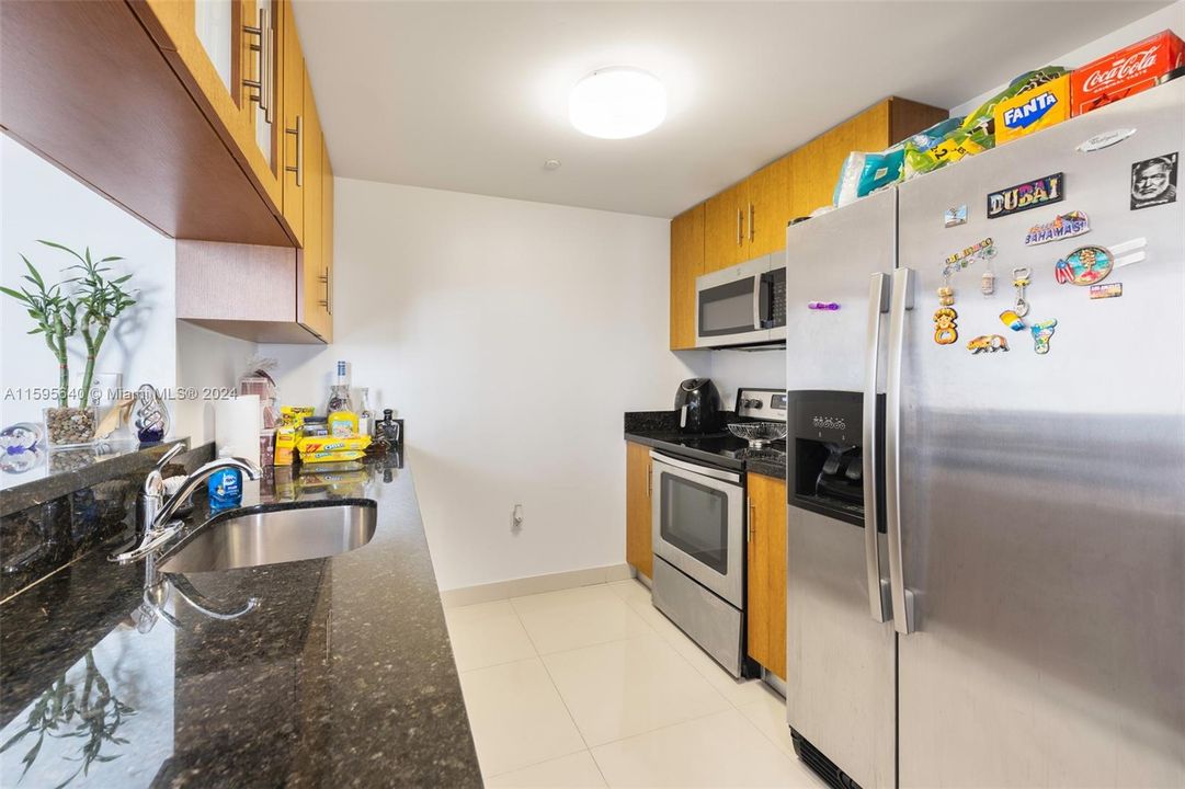For Sale: $400,000 (1 beds, 1 baths, 663 Square Feet)