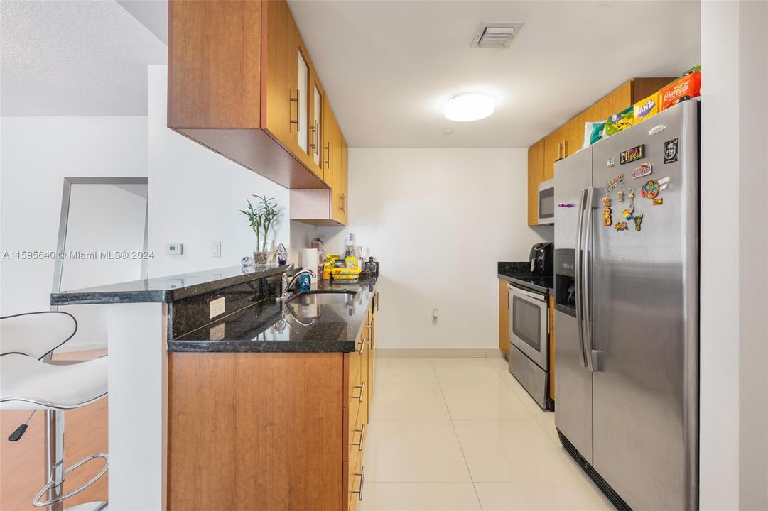 For Sale: $400,000 (1 beds, 1 baths, 663 Square Feet)