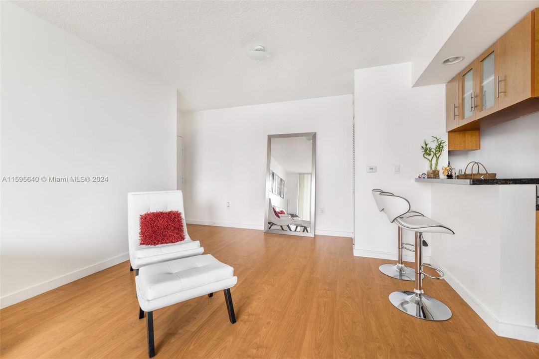 For Sale: $400,000 (1 beds, 1 baths, 663 Square Feet)