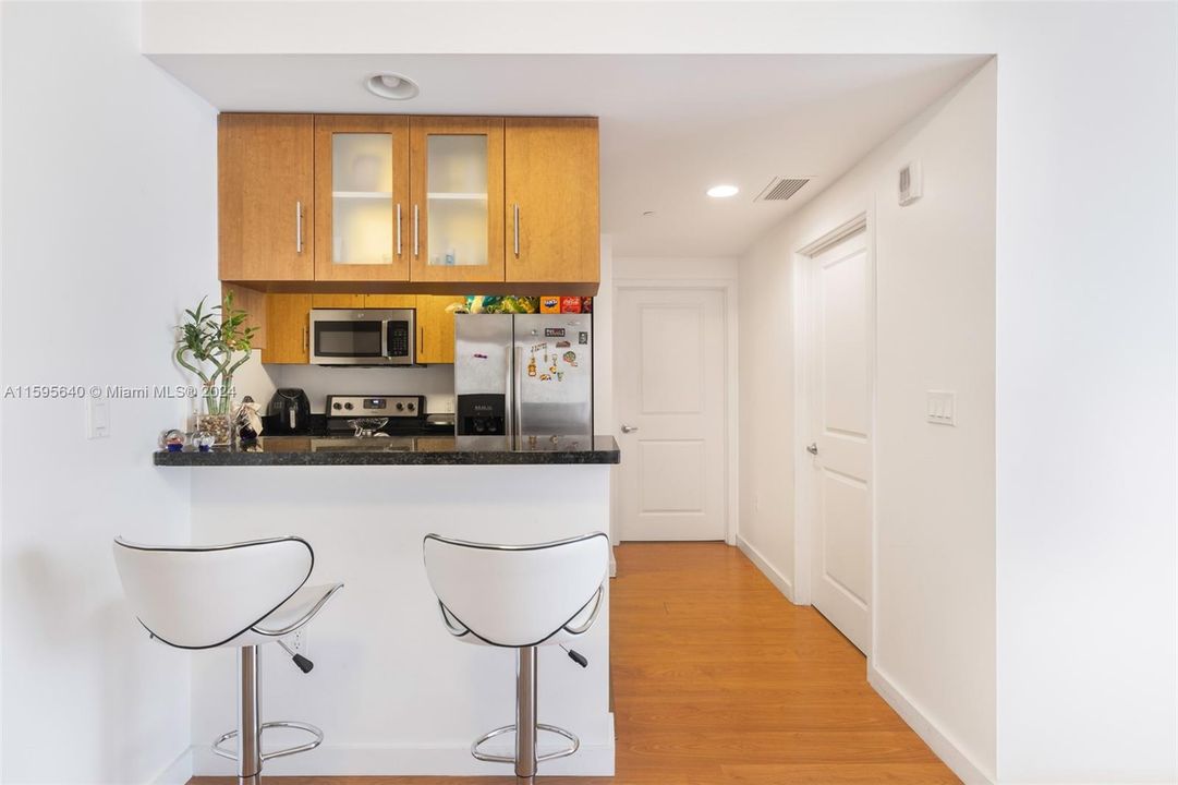 For Sale: $400,000 (1 beds, 1 baths, 663 Square Feet)