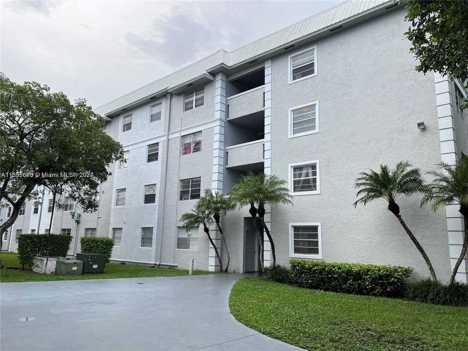 Active With Contract: $1,800 (2 beds, 1 baths, 801 Square Feet)