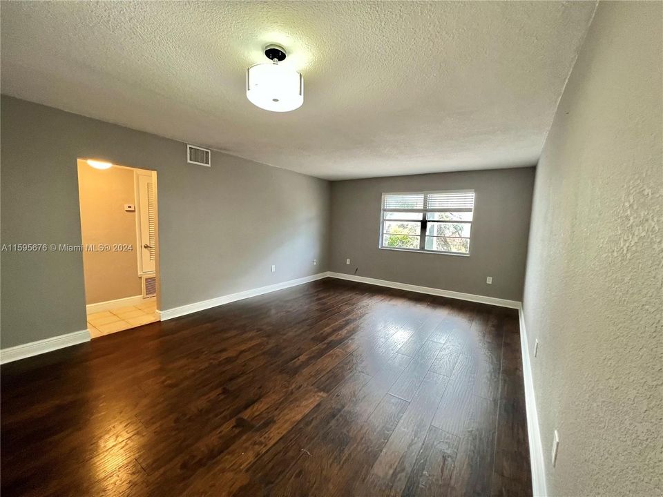 Recently Rented: $1,800 (2 beds, 1 baths, 801 Square Feet)