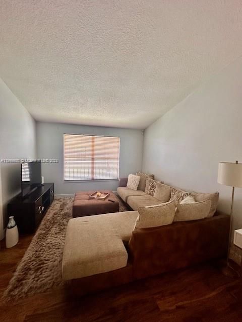 Active With Contract: $1,850 (1 beds, 1 baths, 644 Square Feet)