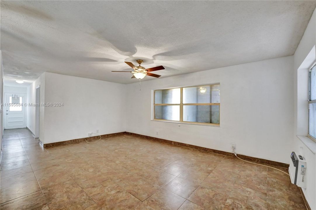 Active With Contract: $195,000 (2 beds, 1 baths, 900 Square Feet)