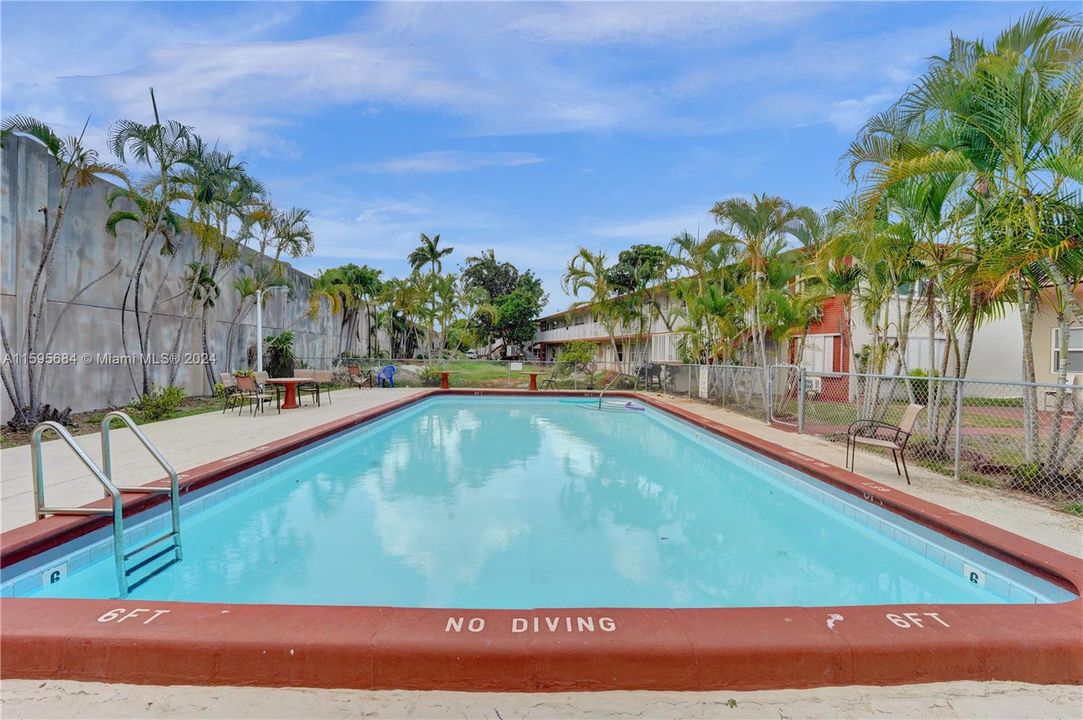 Active With Contract: $195,000 (2 beds, 1 baths, 900 Square Feet)