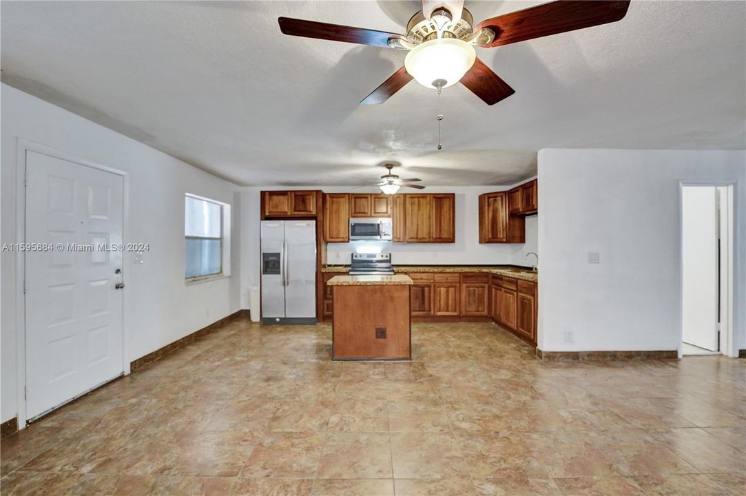 Active With Contract: $195,000 (2 beds, 1 baths, 900 Square Feet)